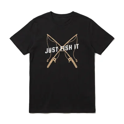 Angler Fischer Papa just T-Shirt – Zwei gekreuzte Angelruten mit Schriftzug „Just Fish It“ – Klassisches T-Shirt in Schwarz