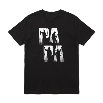 Angler Papa Vatertag Fischen T-Shirt – Vier Angler-Silhouetten bilden das Wort PAPA – Klassisches T-Shirt in Schwarz