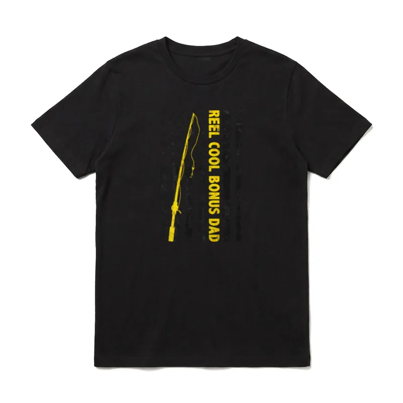Spule mit cooler Bonus T-Shirt – Angelrute vor US-Flagge, Schriftzug „Reel Cool Bonus Dad“ – Klassisches T-Shirt in Schwarz