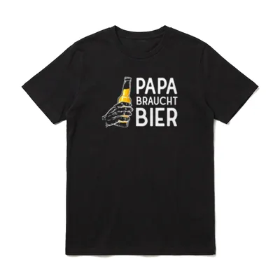 Papa braucht Bier Spruch T-Shirt – Hand hält Bierflasche neben Text Papa braucht Bier – Klassisches T-Shirt in Schwarz