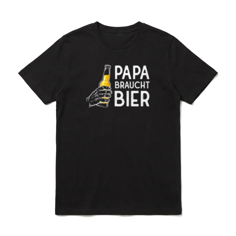 Papa braucht Bier Spruch T-Shirt – Hand hält Bierflasche neben Text Papa braucht Bier – Klassisches T-Shirt in Schwarz