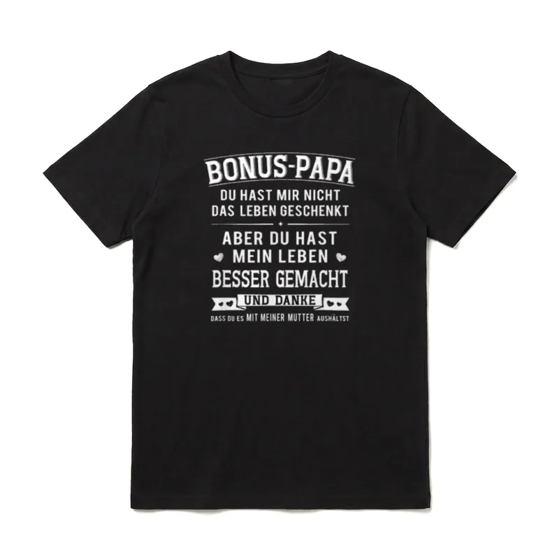 Bonus Papa T-Shirt – Schriftzug Bonus-Papa Leben besser gemacht mit Herzen und Banner – Klassisches T-Shirt in Schwarz