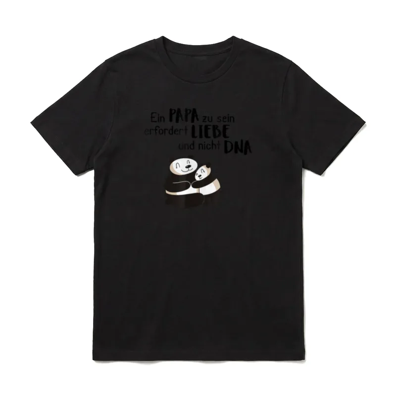 Großer kleiner Panda Bonus T-Shirt – Zwei Pandas umarmen sich, Spruch über Liebe statt DNA – Klassisches T-Shirt in Schwarz