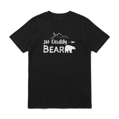 Daddy Bear Camping T-Shirt – Bär vor Bergen mit Vogel, Schriftzug „Daddy Bear“ – Klassisches T-Shirt in Schwarz
