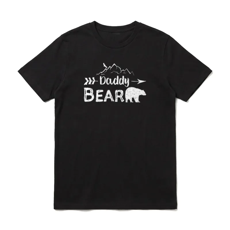 Daddy Bear Camping T-Shirt – Bär vor Bergen mit Vogel, Schriftzug „Daddy Bear“ – Klassisches T-Shirt in Schwarz