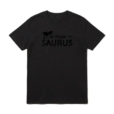 Papa Saurus Camping T-Shirt – T-Rex läuft auf Schriftzug „Papa Saurus“ mit Pfeilen zu – Klassisches T-Shirt in Schwarz