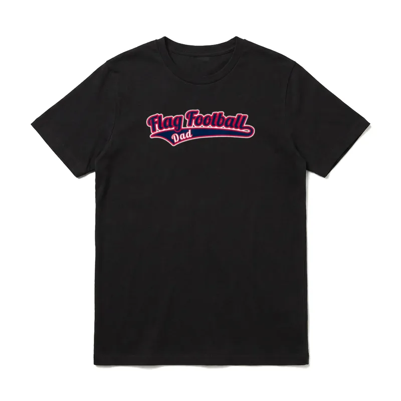 Flagge Fußball Dad Dad T-Shirt – Schriftzug Flag Football Dad in rot-blauer Sportlettering – Klassisches T-Shirt in Schwarz