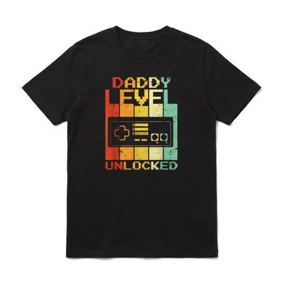 Gaming Dad Shirt – Retro Gamecontroller mit dem Text Daddy Level Unlocked in Pixel-Schrift – Klassisches T-Shirt in Schwarz