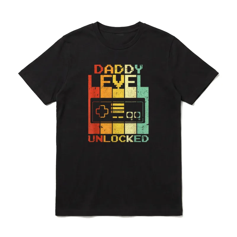 Gaming Dad Shirt – Retro Gamecontroller mit dem Text Daddy Level Unlocked in Pixel-Schrift – Klassisches T-Shirt in Schwarz