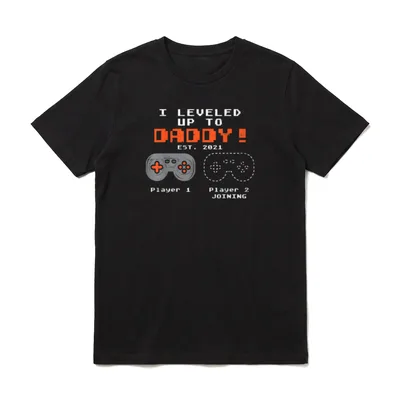 Leveled Up To Daddy 2021 T-Shirt – „I Leveled Up To Daddy! Est. 2021, Player 2 joining“ – Klassisches T-Shirt in Schwarz