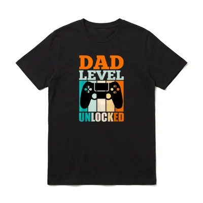 Gaming Shirt Design – DAD LEVEL UNLOCKED Text mit schwarzem Gamepad auf farbigen Streifen – Klassisches T-Shirt in Schwarz