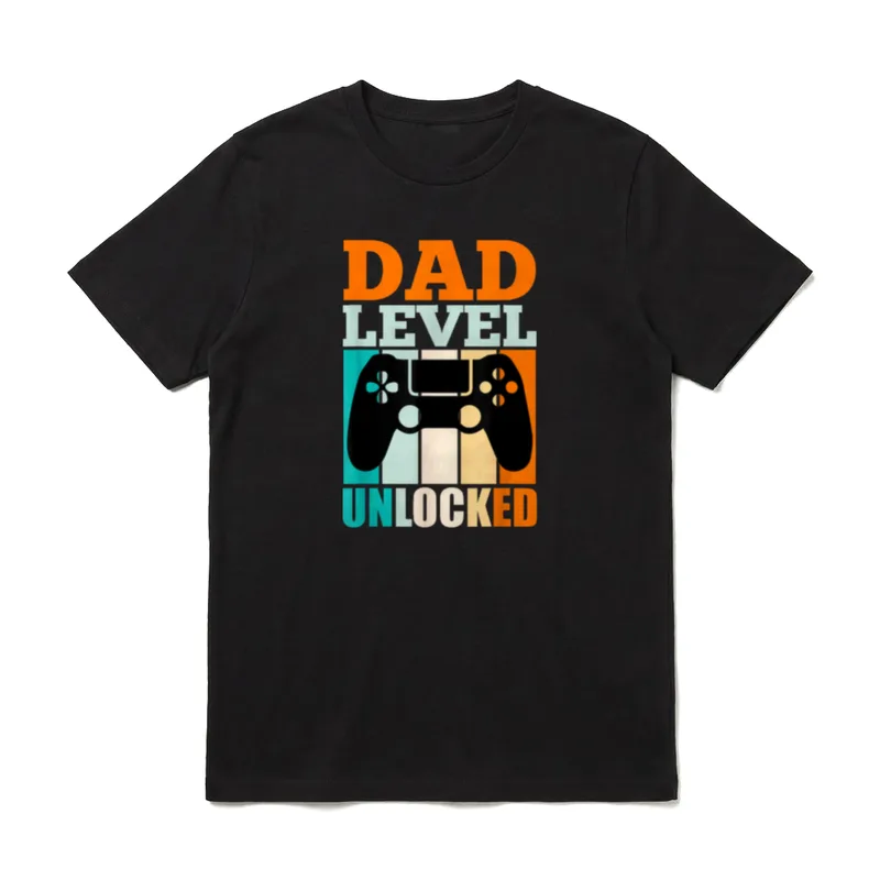 Gaming Shirt Design – DAD LEVEL UNLOCKED Text mit schwarzem Gamepad auf farbigen Streifen – Klassisches T-Shirt in Schwarz