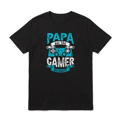 PAPA AM TAG GAMER T-Shirt – Controller mit Schriftzug „Papa am Tag Gamer bei Nacht“ – Klassisches T-Shirt in Schwarz