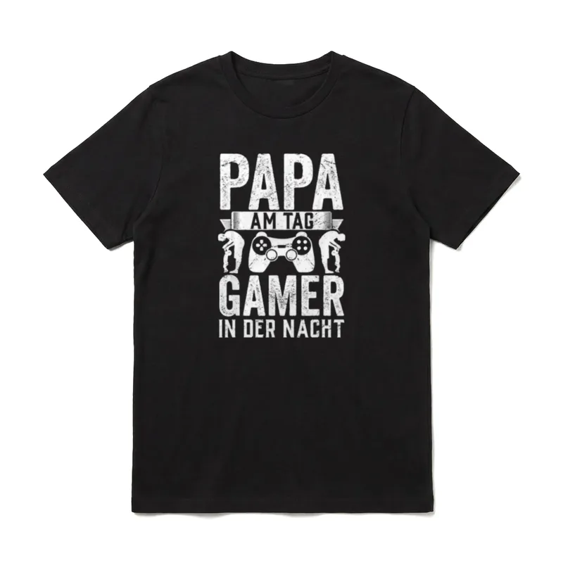 Gaming Dad Papa T-Shirt – PAPA AM TAG GAMER IN DER NACHT Text mit Controller und Silhouetten – Klassisches T-Shirt in Schwarz