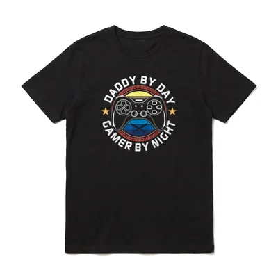 Daddy by Day Gamer T-Shirt – Klassisches T-Shirt in Schwarz
