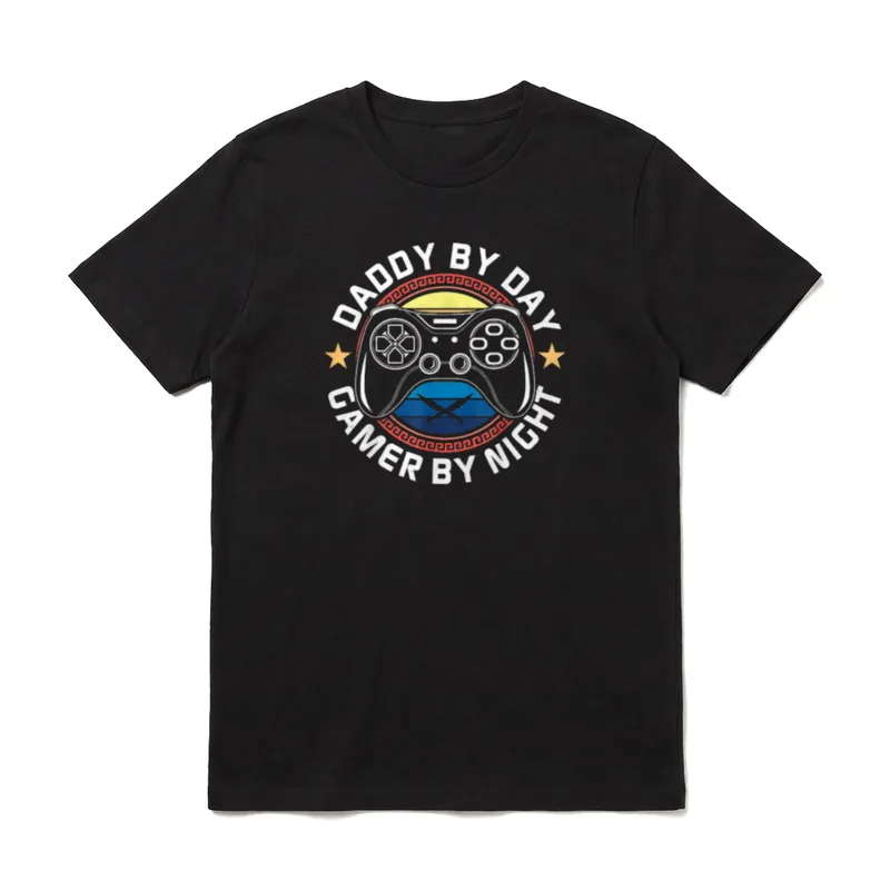 Daddy by Day Gamer T-Shirt – Klassisches T-Shirt in Schwarz