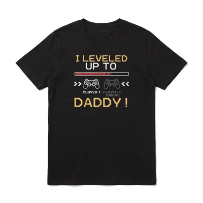 I Leveled up to T-Shirt – Pixel-Ladebalken, zwei Controller, Schriftzug „Daddy!“ – Klassisches T-Shirt in Schwarz