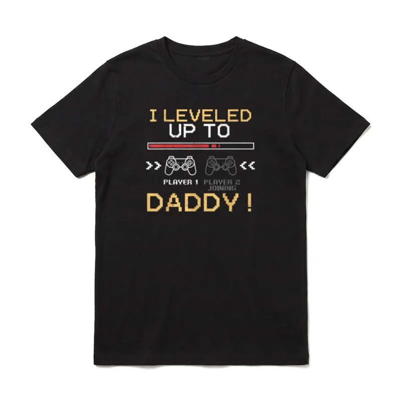 I Leveled up to T-Shirt – Pixel-Ladebalken, zwei Controller, Schriftzug „Daddy!“ – Klassisches T-Shirt in Schwarz