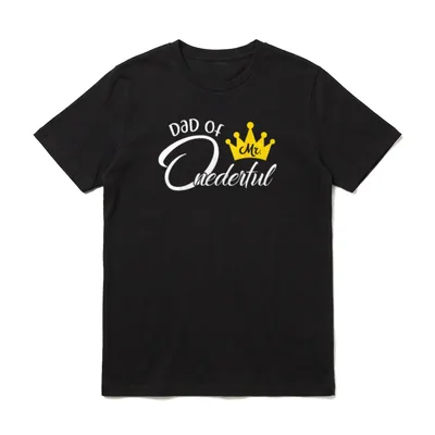 Dad of MR. Onederful T-Shirt – Schriftzug Dad Of Onederful mit gelber Krone und Mr. Symbol – Klassisches T-Shirt in Schwarz