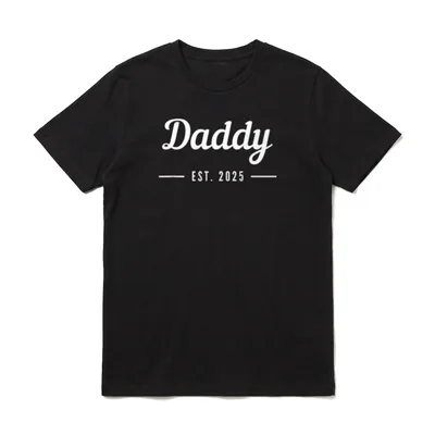 Daddy Dad Papa Vatertag T-Shirt – Daddy EST. 2025 weißer Schriftzug auf dunklem Grund – Klassisches T-Shirt in Schwarz
