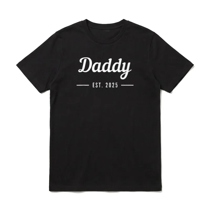 Daddy Dad Papa Vatertag T-Shirt – Daddy EST. 2025 weißer Schriftzug auf dunklem Grund – Klassisches T-Shirt in Schwarz