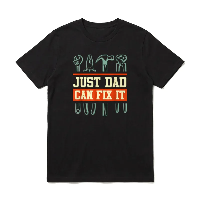 Just Dad can fix T-Shirt – Werkzeug-Icons über rotem Band mit „Just Dad Can Fix It“ – Klassisches T-Shirt in Schwarz