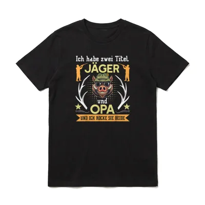Zwei Titel Opa T-Shirt – Wildschwein mit Jagdhut und Text: Ich habe zwei Titel Jäger und Opa – Klassisches T-Shirt in Schwarz
