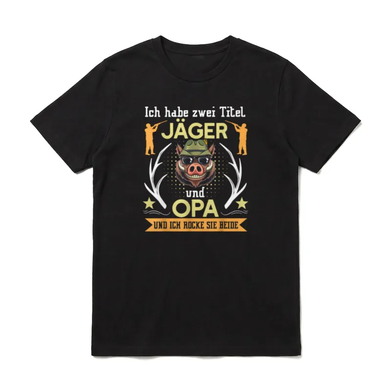 Zwei Titel Opa T-Shirt – Wildschwein mit Jagdhut und Text: Ich habe zwei Titel Jäger und Opa – Klassisches T-Shirt in Schwarz