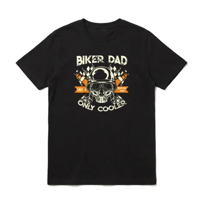 Biker Dad Shirt – Retro Biker Dad Schädel mit Helm, Goggles und orangefarbenen Rennflaggen – Klassisches T-Shirt in Schwarz