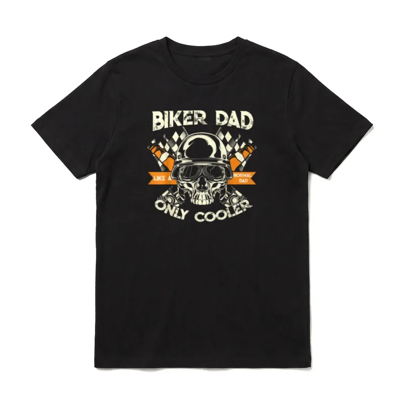 Biker Dad Shirt – Retro Biker Dad Schädel mit Helm, Goggles und orangefarbenen Rennflaggen – Klassisches T-Shirt in Schwarz