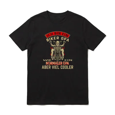 Biker Opa wie normaler T-Shirt – Totenkopf mit Hörnerhelm auf Chopper, umgeben von Flammen – Klassisches T-Shirt in Schwarz