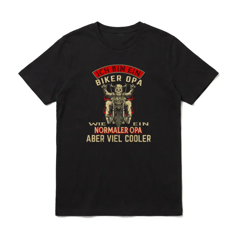 Biker Opa wie normaler T-Shirt – Totenkopf mit Hörnerhelm auf Chopper, umgeben von Flammen – Klassisches T-Shirt in Schwarz