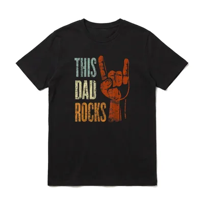 This Dad Rocks Rock T-Shirt – Klassisches T-Shirt in Schwarz
