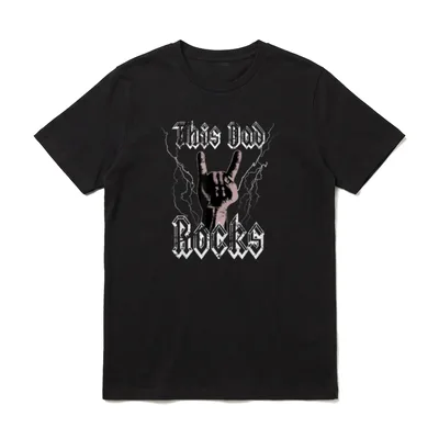 Rock n Roll Papa T-Shirt – This Dad Rocks Schriftzug mit Rock-Geste und Blitzgrafik – Klassisches T-Shirt in Schwarz