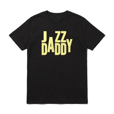 Musik schlägt Papa T-Shirt – Gelber JAZZ DADDY Schriftzug – Klassisches T-Shirt in Schwarz