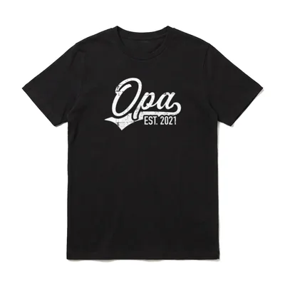 Opa 2021 T-Shirt – Opa EST. 2021 weißer Schriftzug auf dunklem Grund – Klassisches T-Shirt in Schwarz