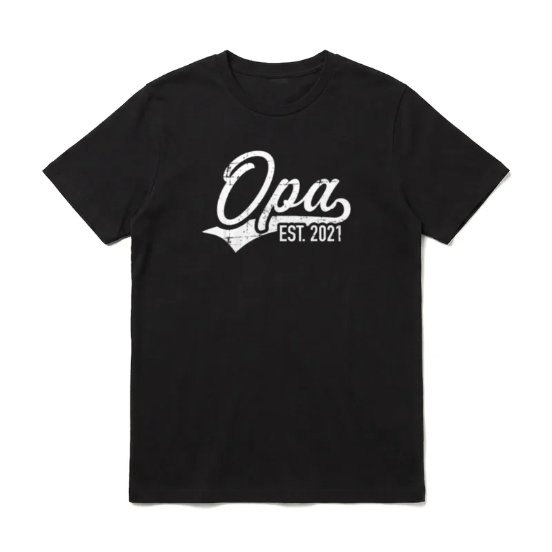 Opa 2021 T-Shirt – Opa EST. 2021 weißer Schriftzug auf dunklem Grund – Klassisches T-Shirt in Schwarz