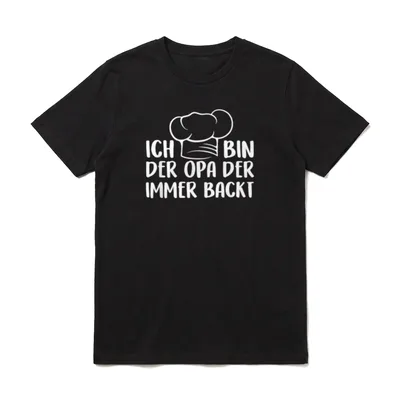 Ich bin der Opa T-Shirt – Kochmütze über dem Schriftzug ICH BIN DER OPA DER IMMER BACKT – Klassisches T-Shirt in Schwarz
