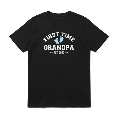 Erste Opa 2023 T-Shirt – First Time Grandpa Est. 2023 Text mit blauen Babyfüßchen – Klassisches T-Shirt in Schwarz