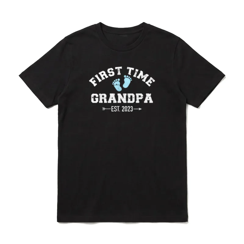 Erste Opa 2023 T-Shirt – First Time Grandpa Est. 2023 Text mit blauen Babyfüßchen – Klassisches T-Shirt in Schwarz