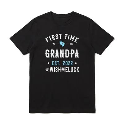First Time Grandpa Est. T-Shirt – Erster Opa 2022 Wish Me Luck mit blauen Füßchen – Klassisches T-Shirt in Schwarz