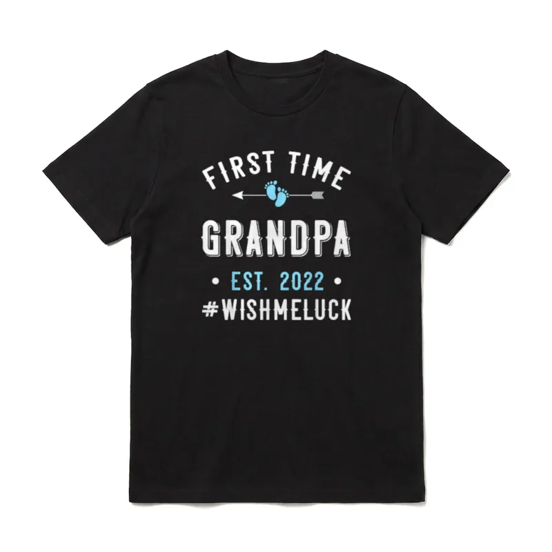 First Time Grandpa Est. T-Shirt – Erster Opa 2022 Wish Me Luck mit blauen Füßchen – Klassisches T-Shirt in Schwarz