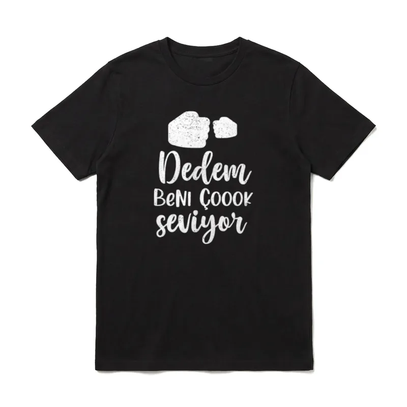Dedem Beni Cok Seviyor T-Shirt – Klassisches T-Shirt in Schwarz