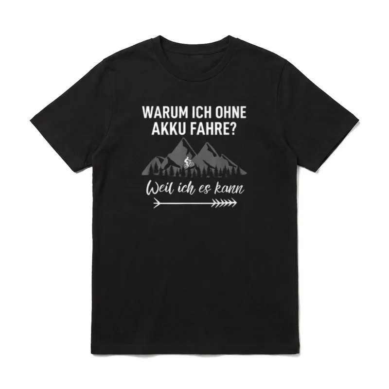 Warum ich ohne Akku T-Shirt – Bergpanorama mit Radfahrer und Text Warum ich ohne Akku fahre – Klassisches T-Shirt in Schwarz
