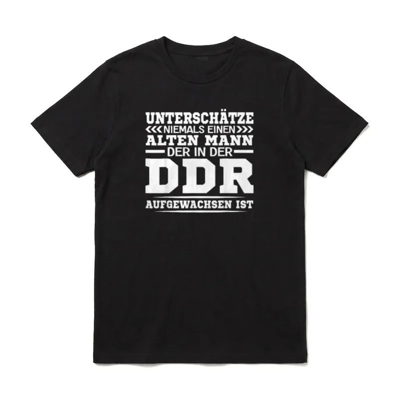 Ossi Spruch für Opa T-Shirt – Unterschätze niemals einen alten Mann aus der DDR – Klassisches T-Shirt in Schwarz