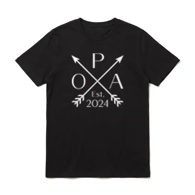 Opa 2024 Opa seit T-Shirt – Gekreuzte Pfeile, Buchstaben O P A, darunter Est. 2024 – Klassisches T-Shirt in Schwarz