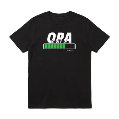 Opa Loading 2019 I T-Shirt – OPA 2019 Text mit grünem Ladebalken und Loading-Buchstaben – Klassisches T-Shirt in Schwarz