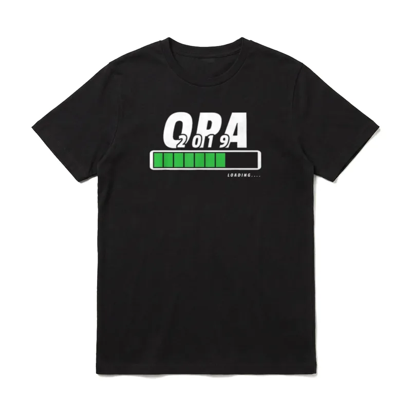 Opa Loading 2019 I T-Shirt – OPA 2019 Text mit grünem Ladebalken und Loading-Buchstaben – Klassisches T-Shirt in Schwarz