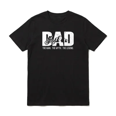 Papa Der Mann. T-Shirt – DAD mit Mountainbiker, Bergen, THE MAN. THE MYTH. THE LEGEND – Klassisches T-Shirt in Schwarz