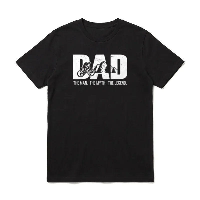 Papa Der Mann. T-Shirt – DAD mit Mountainbiker, Bergen, THE MAN. THE MYTH. THE LEGEND – Klassisches T-Shirt in Schwarz